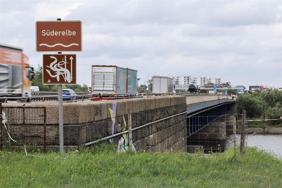 Wegen vorbereitender Arbeiten für den Neubau der Süderelbbrücke wird die A1 in Richtung Lübeck am Wochenende gesperrt. (Archivbild)Christian Charisius/dpa