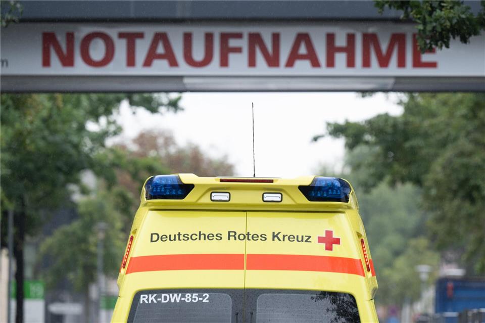 Wegen zahlreicher Unfälle mit Silvesterfeuerwerk geraten die Ärzte in Krankenhäusern am Jahresende regelmäßig an die Grenze der Belastung (Archivbild). Sebastian Kahnert/dpa
