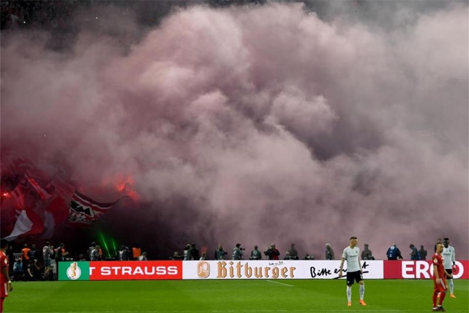 Wegen zündelnder Eintracht- und Bayern-Fans verzögerte sich der Beginn der zweiten Halbzeit. Foto: Arne Dedert