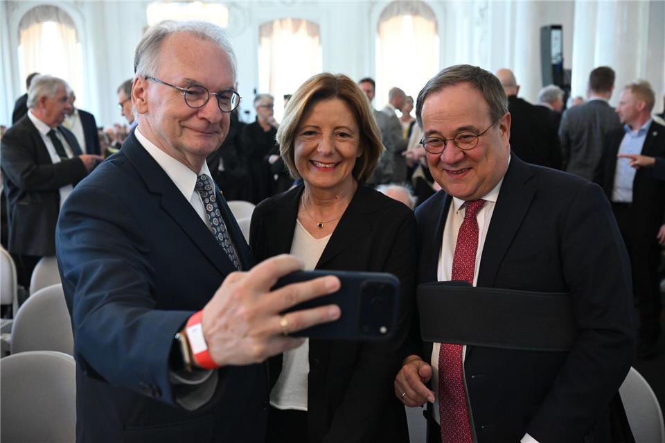 Weggefährten aus vielen Jahren politischer Arbeit kamen ins Neue Schloss.Marijan Murat/dpa