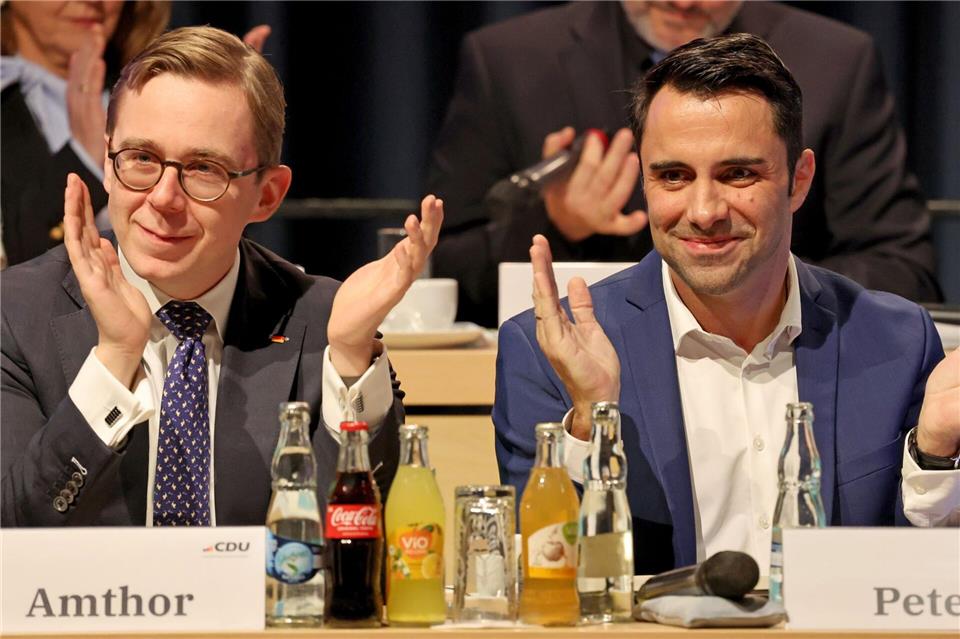 Weggefährten und Parteifreude: Philipp Amthor (li) und Daniel Peters sitzen beim Parteitag nebeneinander.  Bernd Wüstneck/dpa