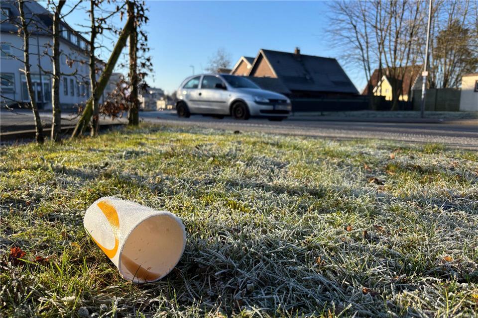 Weggeworfene Einwegbecher sind seit vielen Jahren ein Ärgernis, speziell rund um den Borkener Busbahnhof. Könnte eine Steuer auf Einweg-Verpackungen helfen? Darüber diskutiert nun erneut die Borkener Kommunalpolitik.