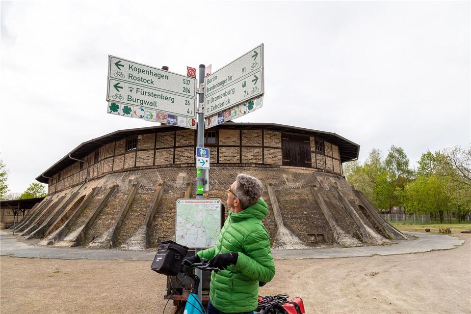 Wegmarke Ringofen: Der Radweg führt am Ziegeleipark Mildenberg in Zehdenick vorbei.Anita Arneitz/dpa-tmn