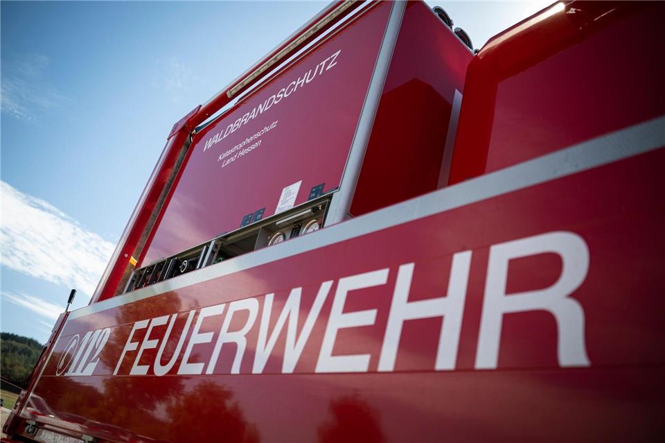 Wegn eines brennenden Lastwagens kommt es zu einer Vollsperrung auf der A6. (Symbolbild)Hannes P. Albert/dpa