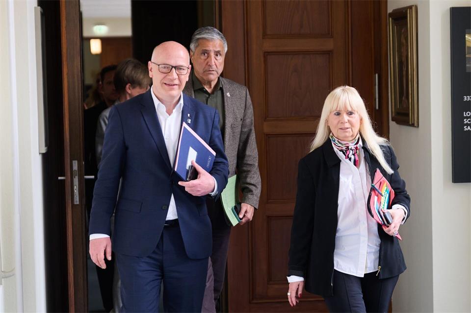 Wegner (l), Niroomand (M) und Spranger hatten die Bewerbung vorangetrieben. (Archivbild)Annette Riedl/dpa