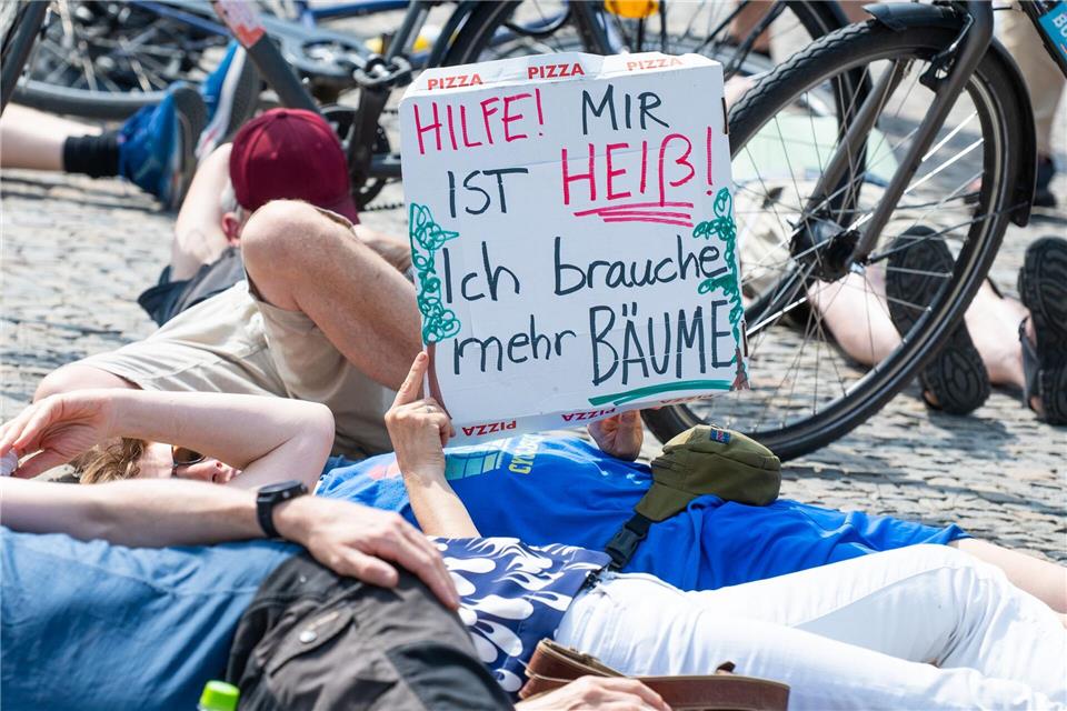 Wegner spricht mit Initiative für Volksentscheid für mehr Bäume. Christophe Gateau/dpa