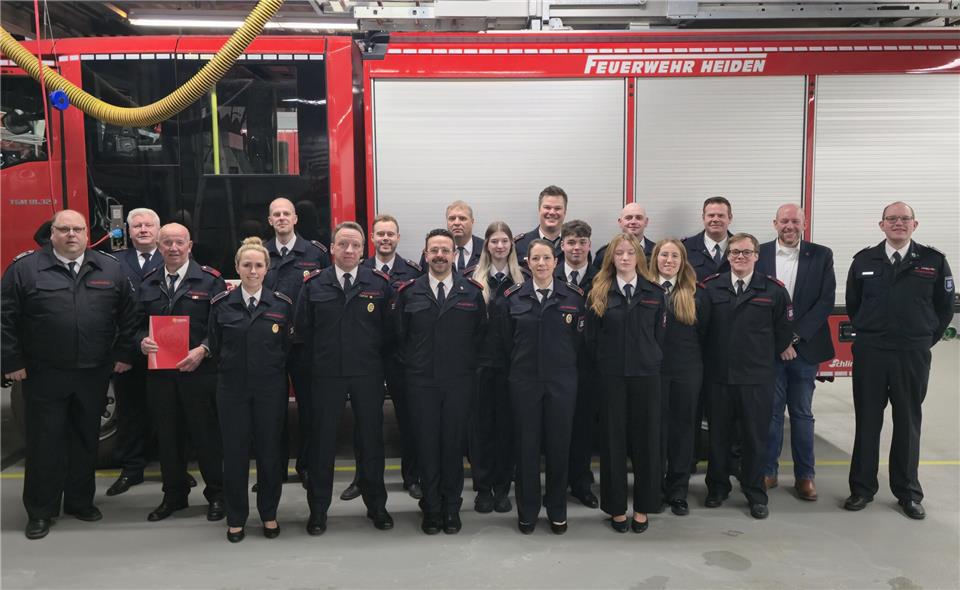 Wehrführer Christian Wiczke (links) und sein zweiter Stellvertreter Tobias Epping (rechts) nahmen viele Beförderungen vor. Unter anderem wurde Reinhard Stender (3. v. li.) mit der Ehrenurkunde ausgezeichnet.