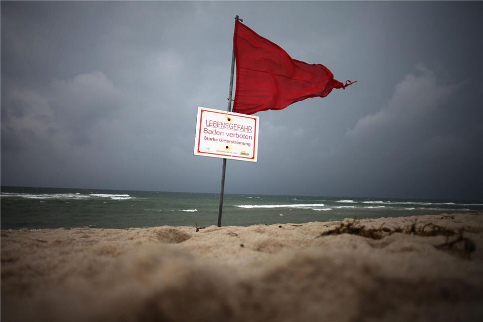 Weht am Strand eine rote Flagge, ist Baden dort tabu - auch für erfahrene Schwimmerinnen und Schwimmer. Christian Charisius/dpa/dpa-tmn