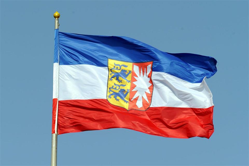 Weht seit 80 Jahren stolz im Wind: Die Landesflagge Schleswig-Holsteins. (Archivbild)Carsten Rehder/dpa