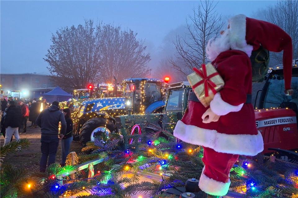 Weihnachtlich geschmückte Trecker sind bei einer Lichterfahrt von Syke nach Weyhe gefahren. Kai Moorschlatt/dpa