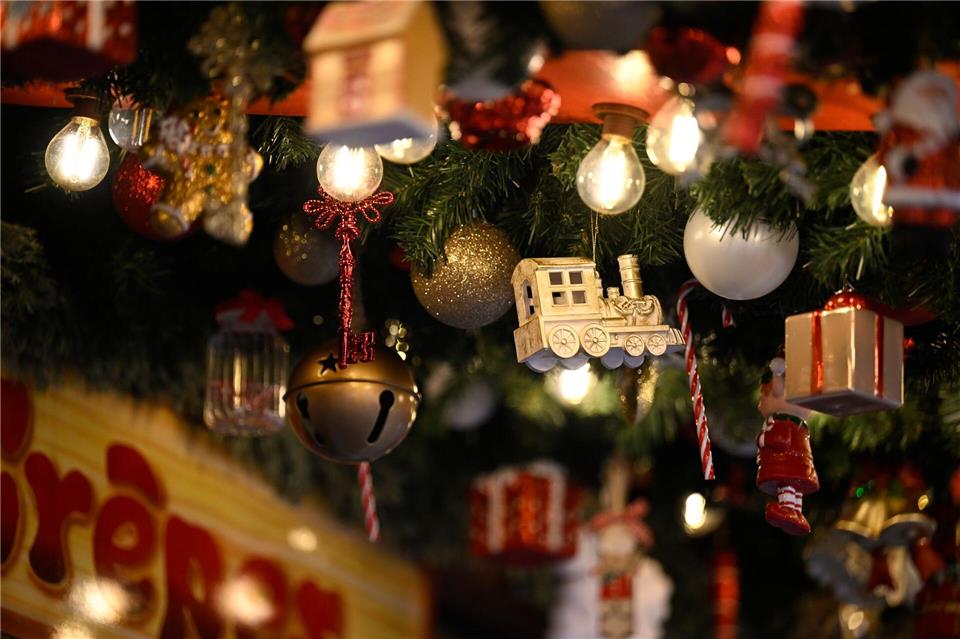 Weihnachtliche Dekoration auf dem Weihnachtsmarkt in Essen-Steele. (Archivbild)Roberto Pfeil/dpa