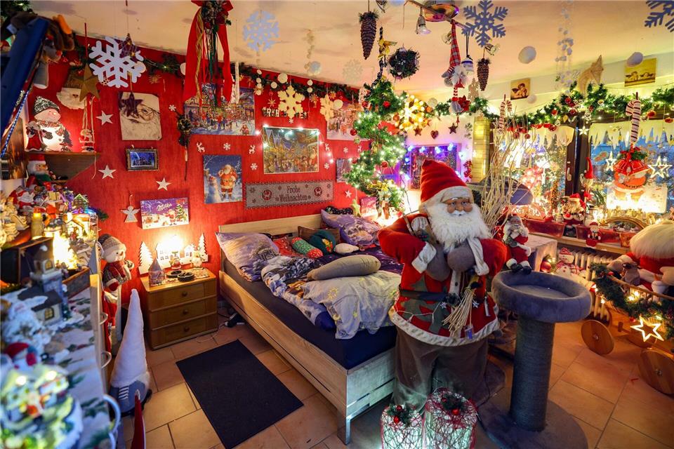 Weihnachts-Deko auch im Schlafzimmer: Die Wohnung von „Weihnachtsmann“ Dirk van Acken ist in den nächsten Wochen nur eingeschränkt nutzbar.Christoph Reichwein/dpa
