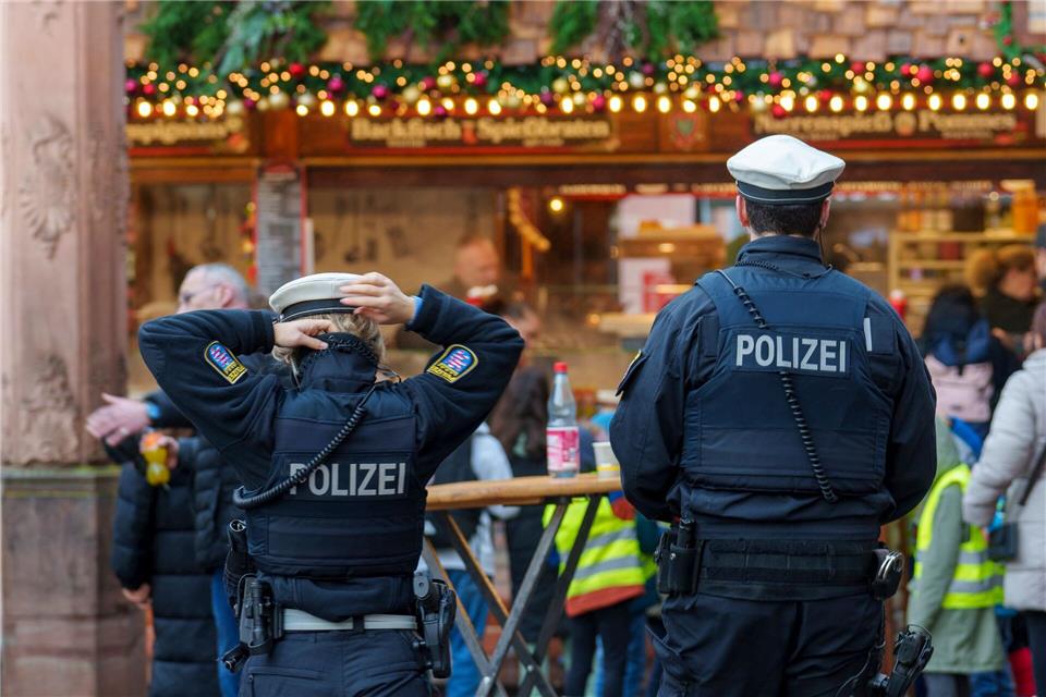 Weihnachtsmärkte in Hessen starten mit erhöhter Polizeipräsenz und verstärkten Sicherheitsmaßnahmen. (Archivbild) Andreas Arnold/dpa