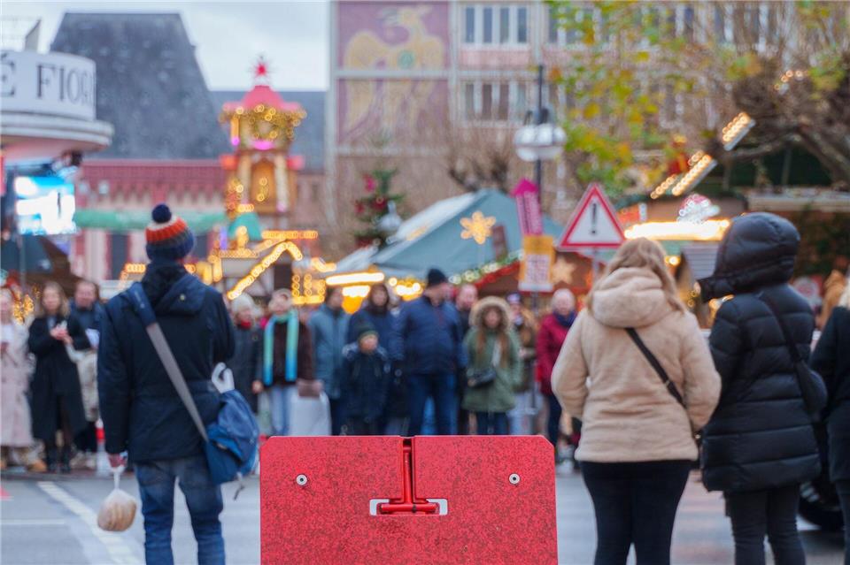 Weihnachtsmärkte in Hessen werden mit neuen Sperren und mehr Personal gesichert. (Archivbild)Andreas Arnold/dpa