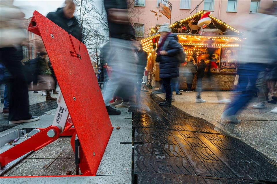 Weihnachtsmärkte werden seit Jahren mit Sicherheitssperren geschützt. (Archivbild)Andreas Arnold/dpa