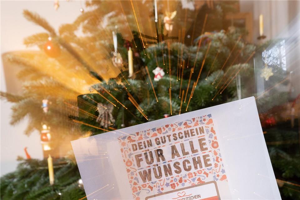 Weihnachtswünsche erfüllen sich heute manche gern selbst. (Archivbild)Bernd Weißbrod/dpa