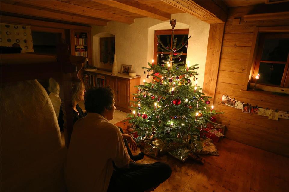 Weihnachtszimmer schmücken - für manche Leute gehört der Christbaum einfach dazu.picture alliance / dpa Themendienst