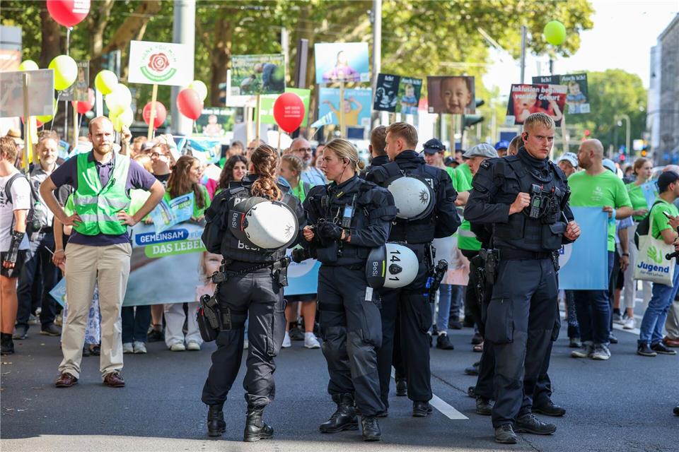 Tausende demonstrieren für und gegen Abtreibung Weil Gegendemonstranten mehrmals versuchten, den „Marsch für das Leben“ zu stoppen, war die Polizei mit starken Kräften vor Ort.Christoph Reichwein/dpa