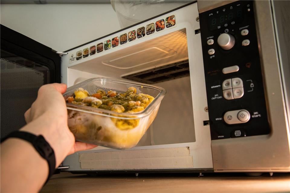 Gefrorenes gleich garen oder erst auftauen lassen? Weil Glas keine schnellen Temperaturwechsel verträgt, sollten Sie im Glasbehälter eingefrorenes Essen nicht direkt darin in der Mikrowelle erhitzen.Christin Klose/dpa-tmn