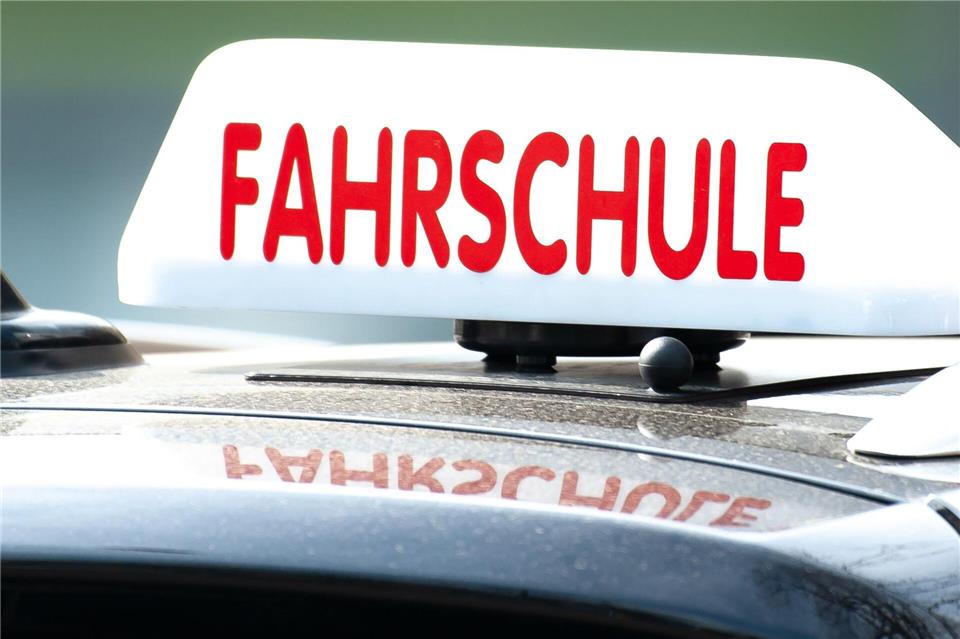Weil Prüfer fehlten, mussten Fahrschüler teils wochenlang auf freie Termine warten. (Symbolbild)Swen Pförtner/dpa