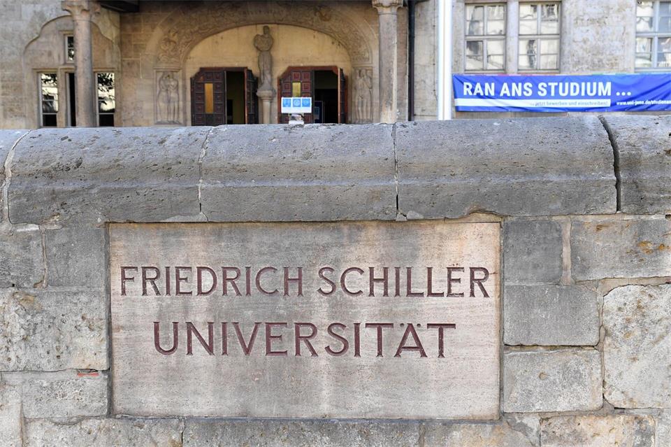 Weil Putz von der Decke bröckelte, war das Hauptgebäude der Universität Jena vorübergehend geschlossen. (Archivbild)Martin Schutt/dpa-Zentralbild/dpa