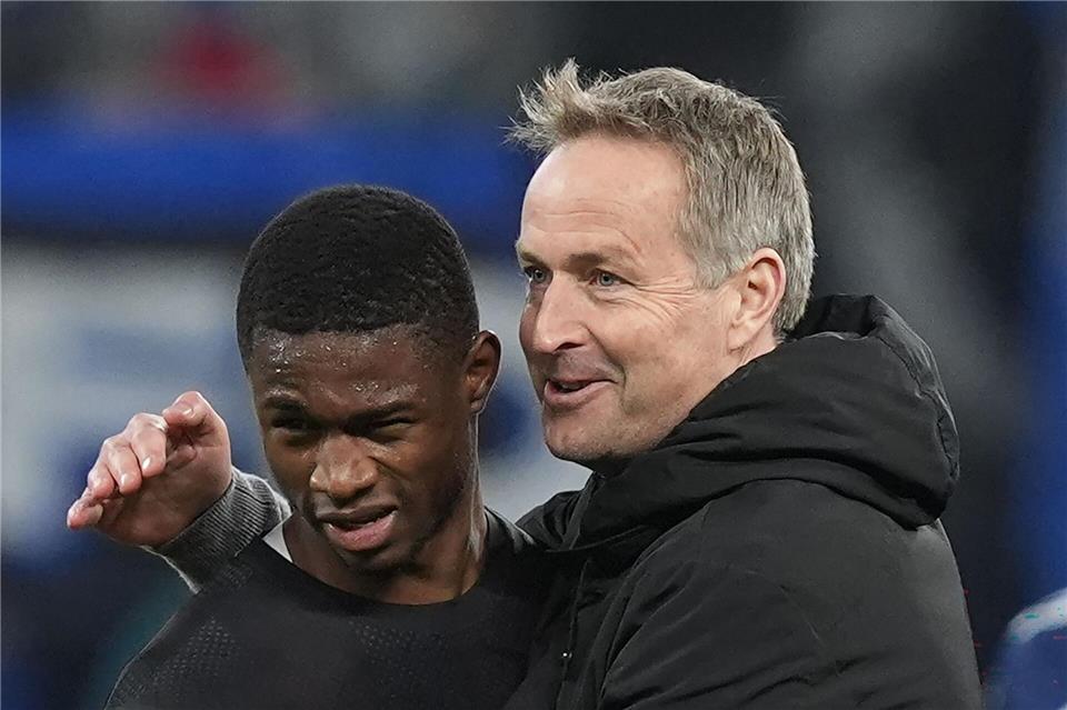 Weil Torjäger Patrik Schick auszufallen droht, setzt Trainer Kasper Hjulmand (rechts) vielleicht wieder auf den erst 19 Jahre alten Mittelstürmer Christian Kofane (links).Marcus Brandt/dpa