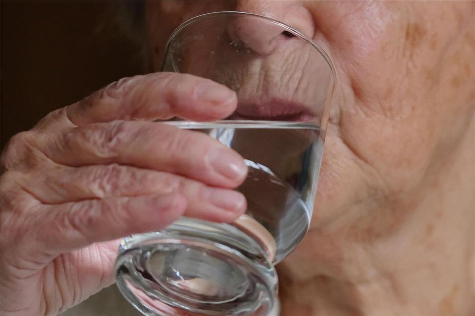 Weil älteren Menschen oft das Durstgefühl fehlt, ist es gut, sie regelmäßig ans Trinken zu erinnern.Sebastian Willnow/dpa-tmn