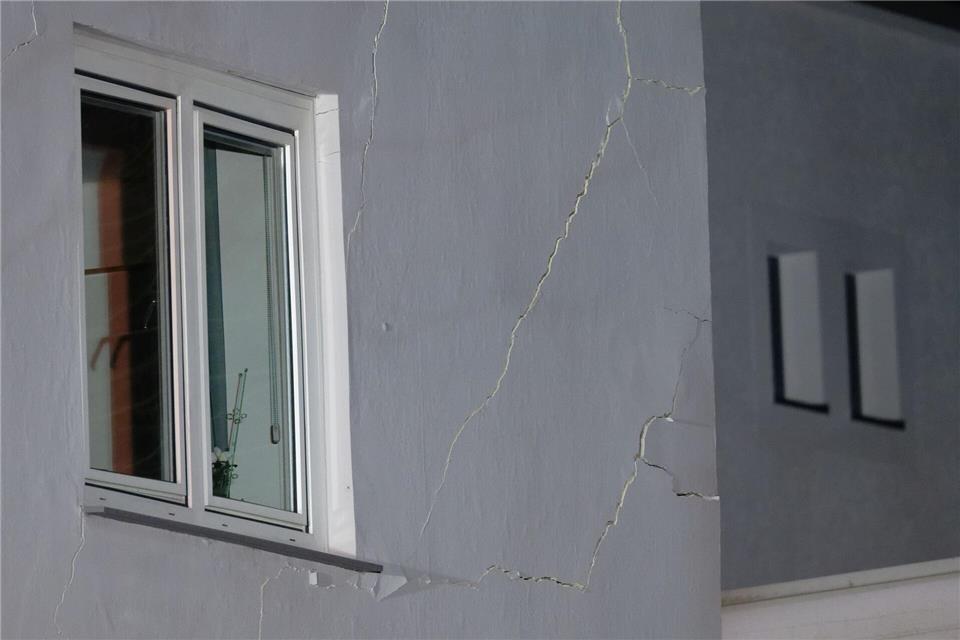 Weil an mehreren Stellen der Boden abgesackt ist, ist das zweistöckige Haus einsturzgefährdet. (Archivbild)Henning Kaiser/dpa