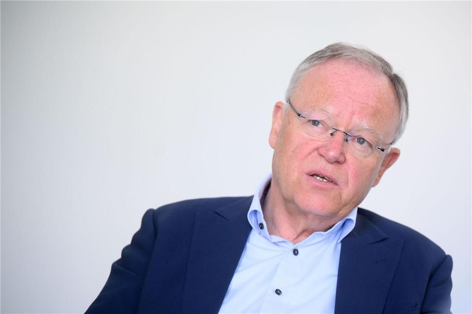 Weil blickt zurück auf den VW-Dieselskandal, den er als Ministerpräsident parallel zur Flüchtlingskrise meistern musste. (Archivbild)Julian Stratenschulte/dpa