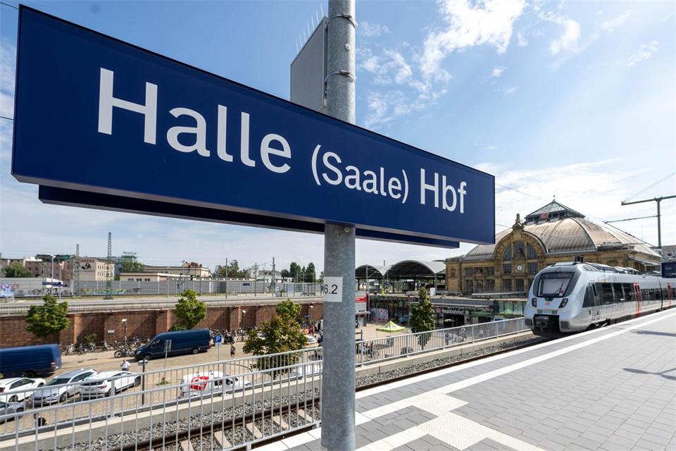 Weil der Abschnitt Halle-Kassel im kommenden Jahr als Umleitungsstrecke benötigt wird, verschiebt die Bahn geplante Arbeiten. (Archivbild)Hendrik Schmidt/dpa