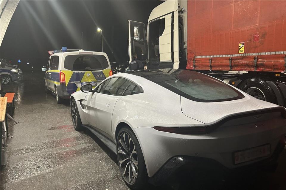 Weil der Fahrer seinen Aston Martin nicht für die Einfuhr in die EU angemeldet hatte, musste er den Wagen abgeben, bis er die Zollgebühren in Höhe von 23.000 Euro bezahlen konnte. -/Hauptzollamt Ulm/CCBY/dpa
