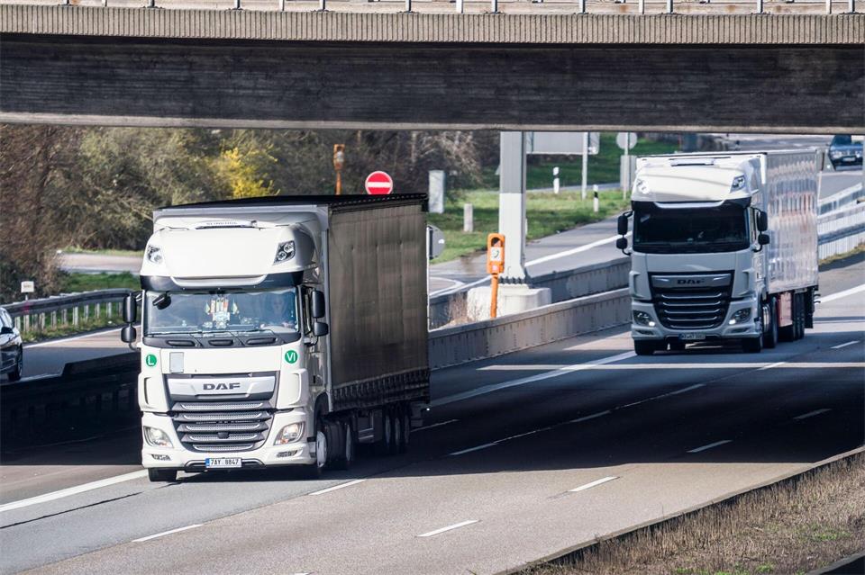 Weil der Gütertransport auf dem Wasser derzeit schwierig ist, bleibt das LKW-Sonntagsfahrverbot gelockert. (Archivbild) Frank Rumpenhorst/dpa
