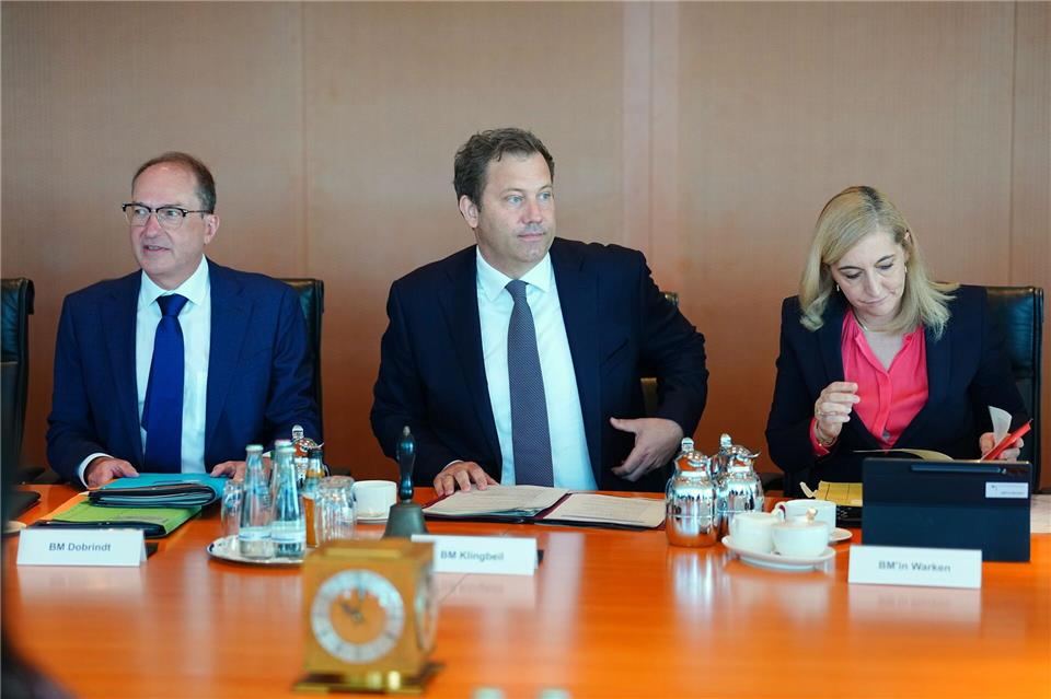 Weil der Kanzler nicht da war, durfte Klingbeil die Kabinettsitzung leiten. Kay Nietfeld/dpa