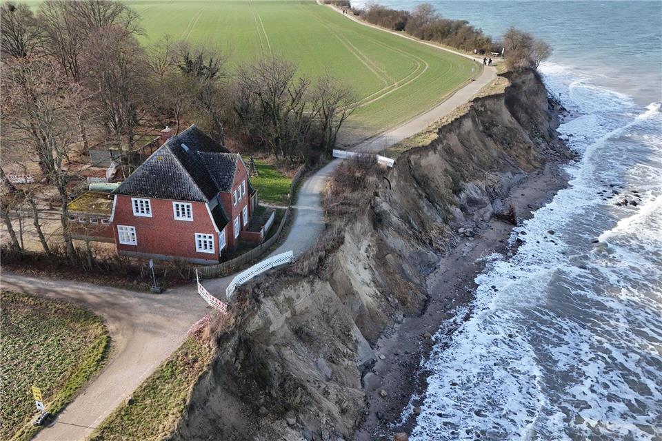 Weil die Abbruchkante des Brodtener Ufers immer weiter an das Gebäude herangerückt war, hatte die Stadt Lübeck im Februar 2024 die Nutzung als Jugendfreizeitheim untersagt. (Archivbild)Marcus Brandt/dpa
