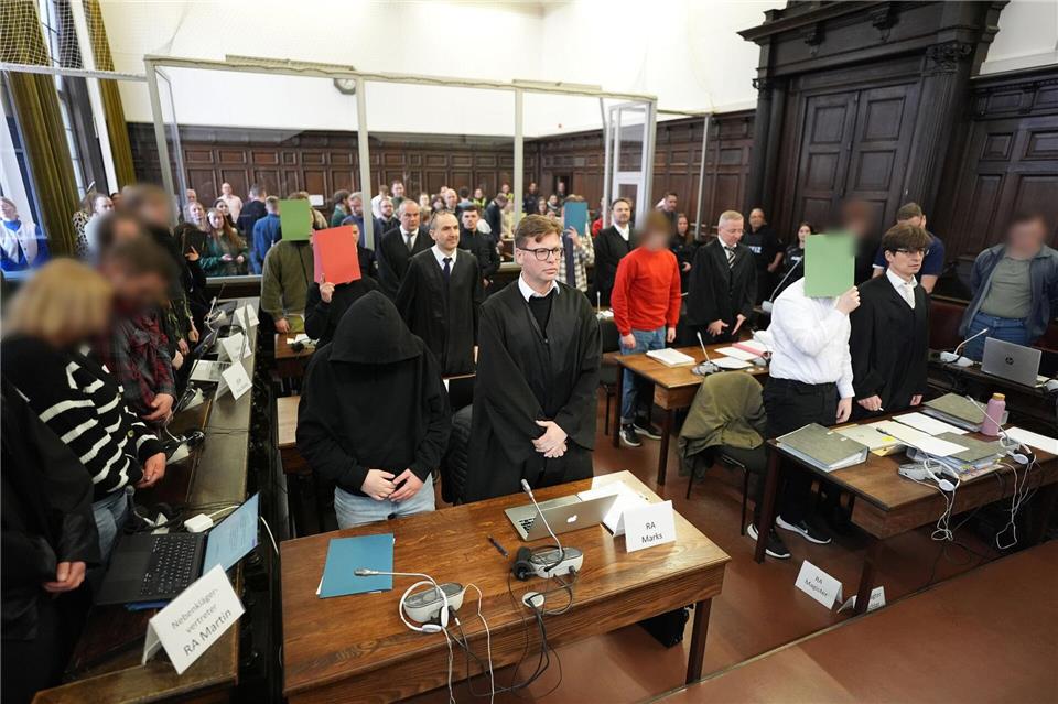 Weil die Angeklagten zum Tatzeitpunkt teils noch minderjährig waren, wurde die   Öffentlichkeit vom Prozess ausgeschlossen.Marcus Brandt/Pool dpa/dpa