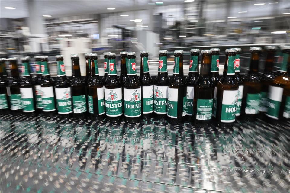 Weil die Arbeitgeber kein zufriedenstellendes Angebot in den Tarifverhandlungen vorgeschlagen haben, gibt es in den norddeutschen Brauereien einen Warnstreik.Christian Charisius/dpa