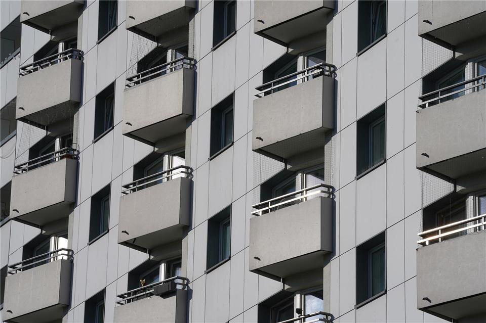 Weil die Beschäftigten in den Dienststellen überlastet sind, konnte nach Angaben des Senats bislang keine einzige Meldung zu möglichen Mietwucherfällen bearbeitet werden. (Symbolbild)Marcus Brandt/dpa