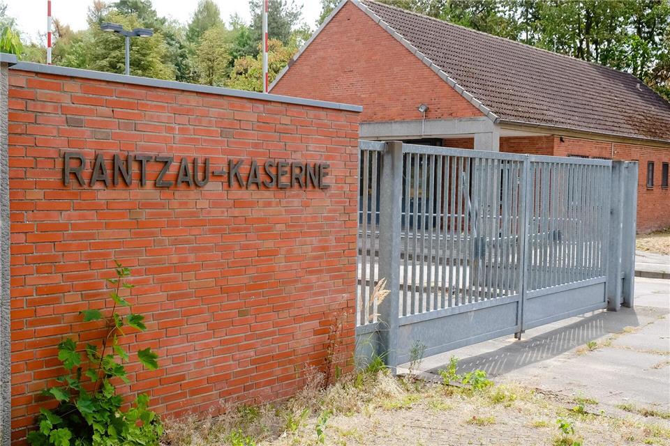 Weil die Bundeswehr die alte Rantzau-Kaserne in Boostedt möglicherweise wieder selbst nutzen will, stehen die Pläne des Landes infrage. Frank Molter/dpa