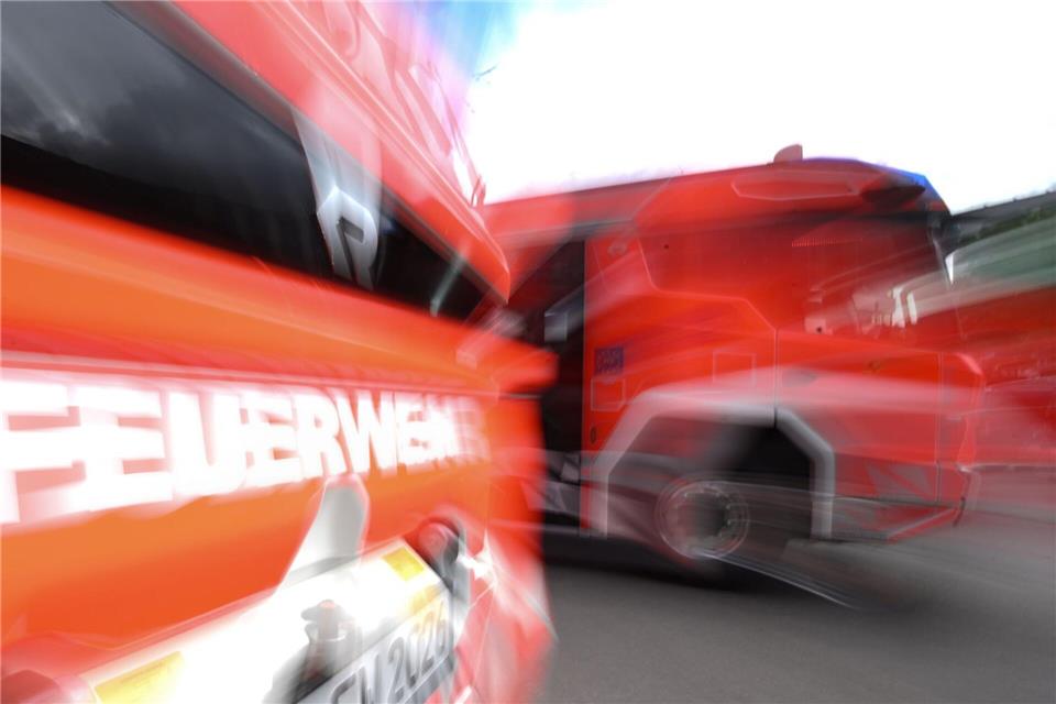 Weil die Feuerwehr die Flammen von mehreren Seiten bekämpfte, musste die A6 teilweise gesperrt werden. (Symbolbild)Bernd Weißbrod/dpa