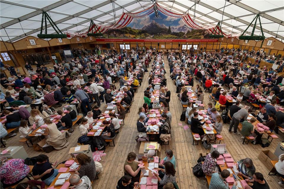 Weil die Messehallen belegt waren, wurden die Briefwahlunterlagen in Augsburg in einem Bierzelt ausgezählt.Stefan Puchner/dpa