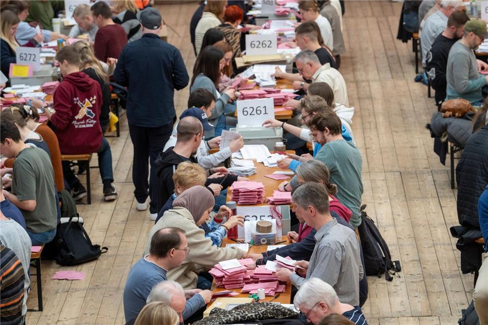 Weil die Messehallen belegt waren, wurden die Briefwahlunterlagen in Augsburg in einem Bierzelt ausgezählt.Stefan Puchner/dpa