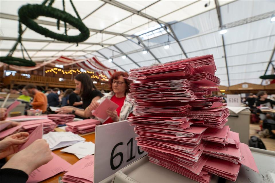 Weil die Messehallen belegt waren, wurden die Briefwahlunterlagen in Augsburg in einem Bierzelt ausgezählt.Stefan Puchner/dpa