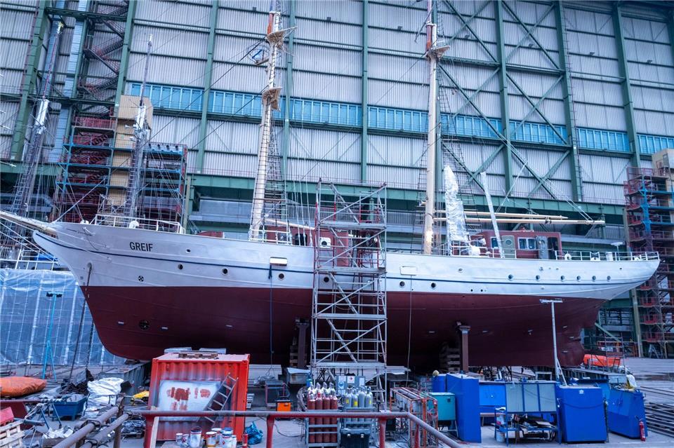 Weil die Sanierung des Segelschiffes „Greif“ teurer ist als gedacht, wird über die Zukunft des Schiffes diskutiert. (Archivbild)Stefan Sauer/dpa
