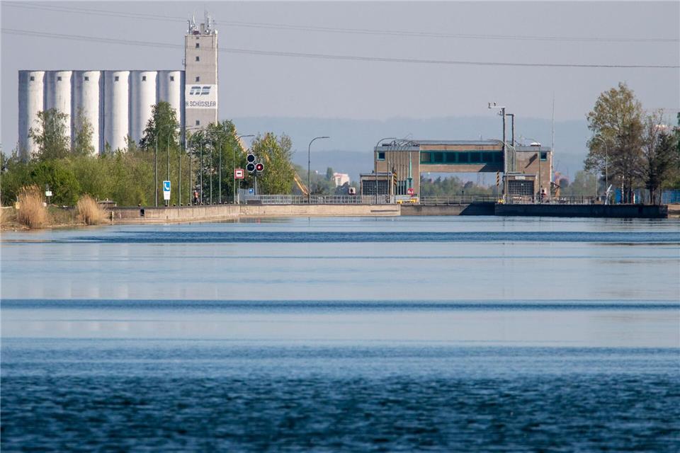 Weil die Schleuse vorübergehend gesperrt ist, warten dort nun mehrere Schiffe auf Durchfahrt. (Archivbild)Daniel Karmann/dpa