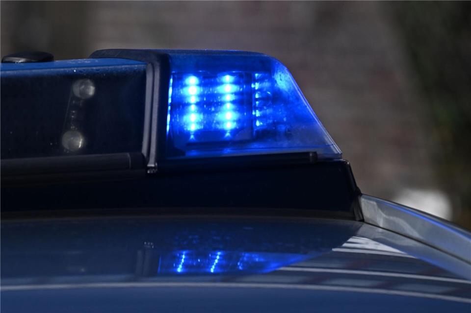 Weil ein Auto brannte, kommt es auf der Autobahn zu massiven Verkehrsbehinderungen. (Symbolbild)Bernd Weißbrod/dpa