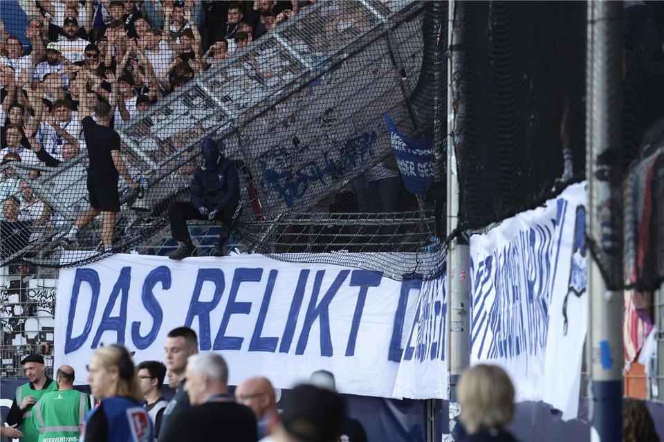 Weil ein Banner der Hertha-Anhänger ein Fluchttor im Bochumer Ruhrstadion verdeckte, musste das Auftaktspiel der 2. Fußball-Bundesliga für einige Minuten unterbrochen werden.David Ebener/dpa