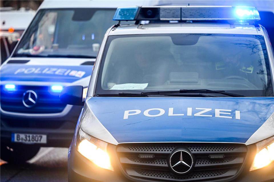 Weil ein Streit in einer Schule eskaliert und ein Schüler antisemitische Beleidigungen ruft, musste die Polizei eingreifen. (Symbolbild)Jens Kalaene/dpa