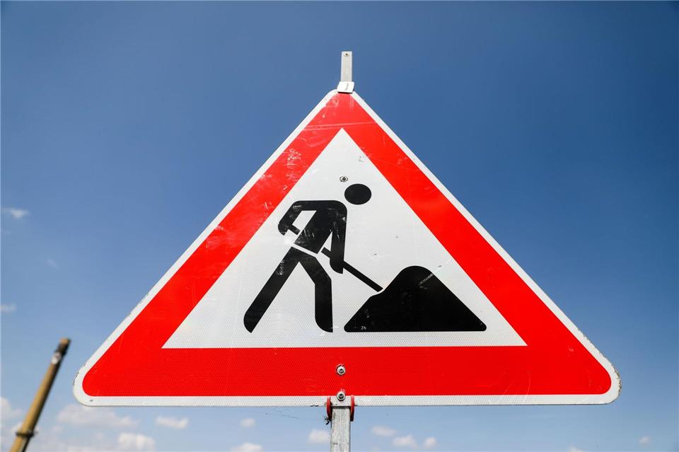 Weil er Baustellenschilder ignorierte, hat der Fahrer eines Transporters viel Zeit verloren. (Symbolbild) Jan Woitas/dpa-Zentralbild/dpa