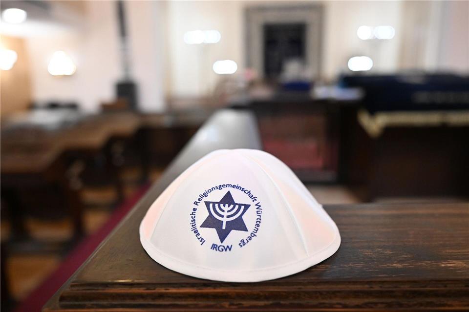 Weil er eine Kippa trug, wurde ein Mann in Reutlingen auf der Straße angefeindet. Bernd Weißbrod/dpa
