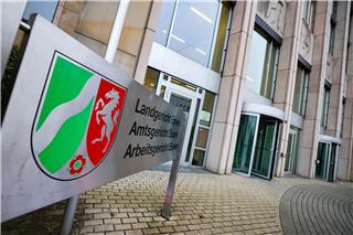 Weil er eine Mutter und ihr Kleinkind erschlagen hat, wurde ein 16-Jähriger verurteilt. (Symbolbild)Christoph Reichwein/dpa